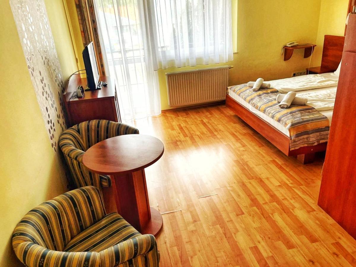 Hotel Alkotmany Vendeghaz Sárvár Zewnętrze zdjęcie