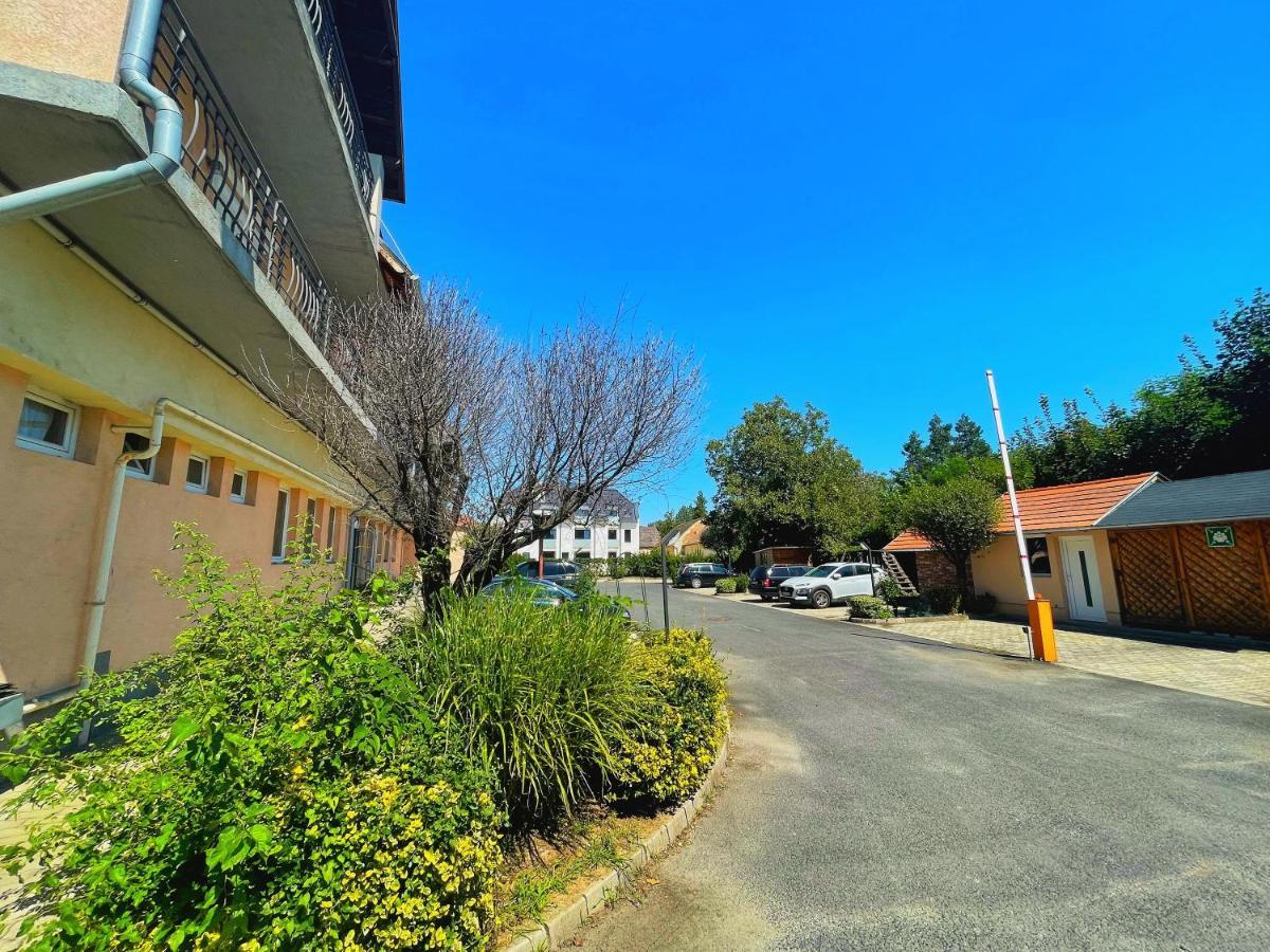 Hotel Alkotmany Vendeghaz Sárvár Zewnętrze zdjęcie
